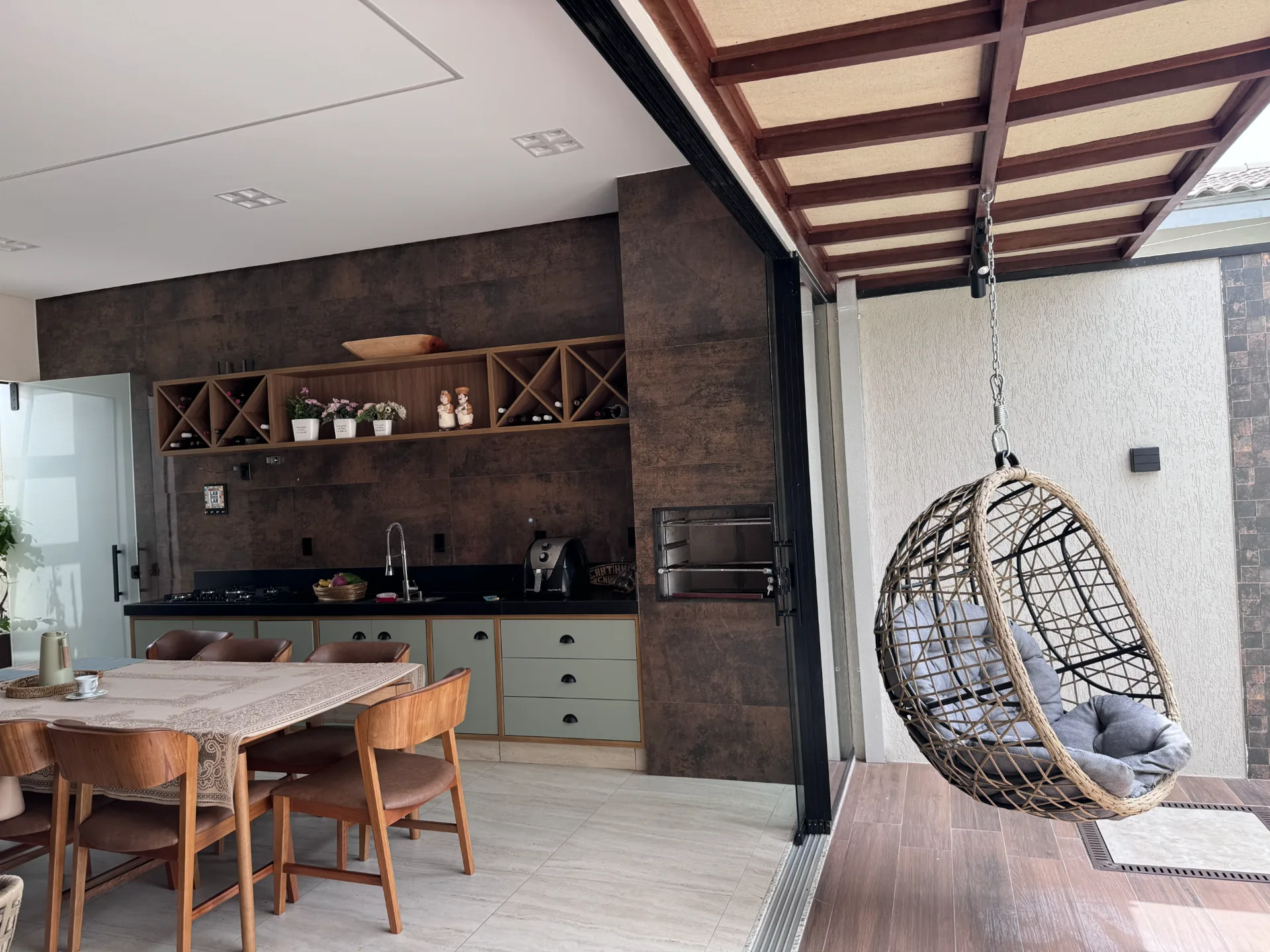 Integração entre área gourmet e espaço de lazer