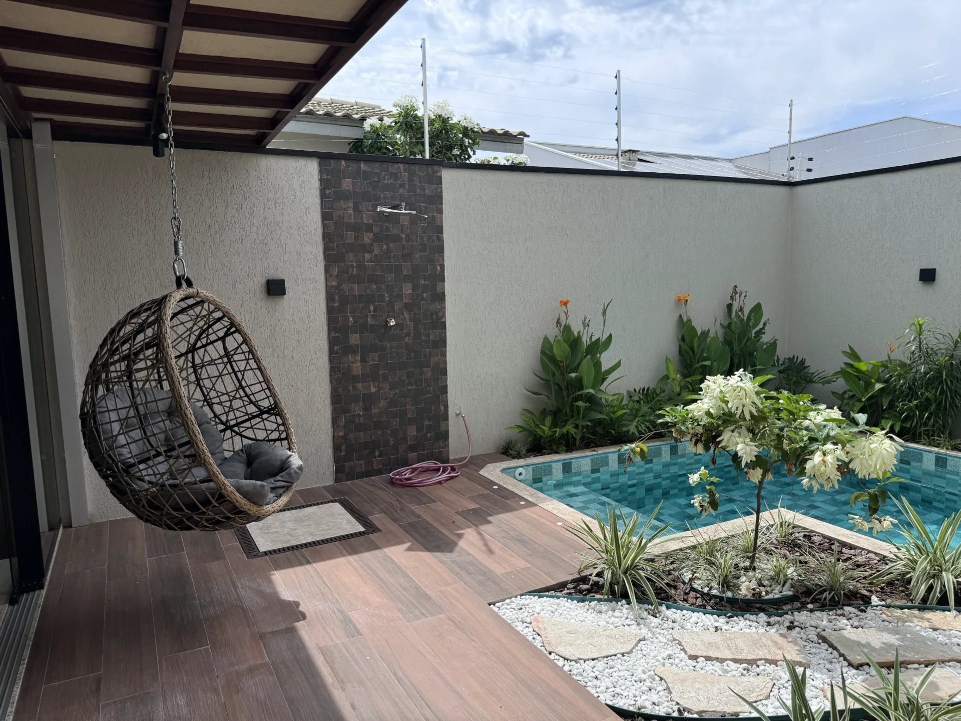 Piscina, paisagismo e ducha externa